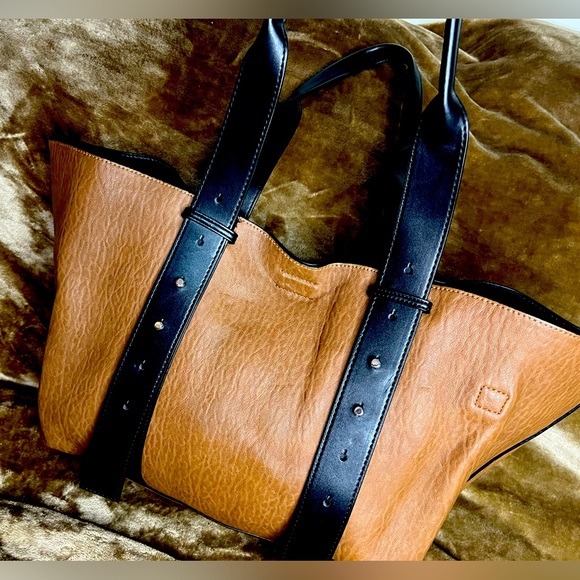 Calvin Klein Large Leather Jean Belted Tote with Clutch 👜✨ - Picture 3 of 14